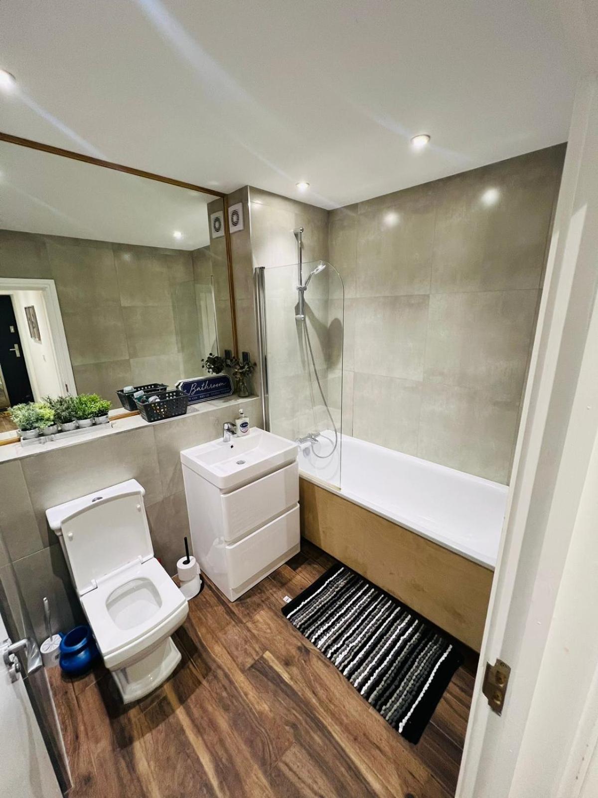 Luxury Near Centre, Near Train Station, E1 Apartament